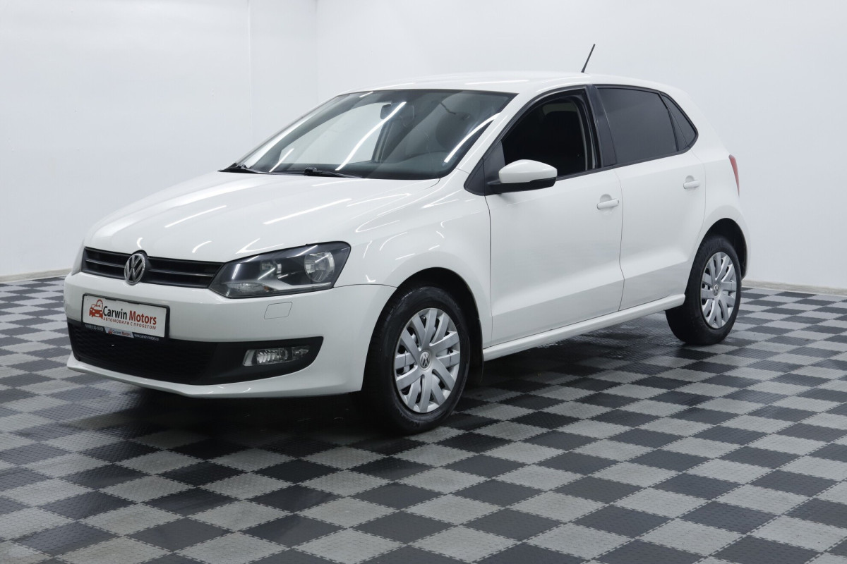 Белый Volkswagen Polo с996тр125